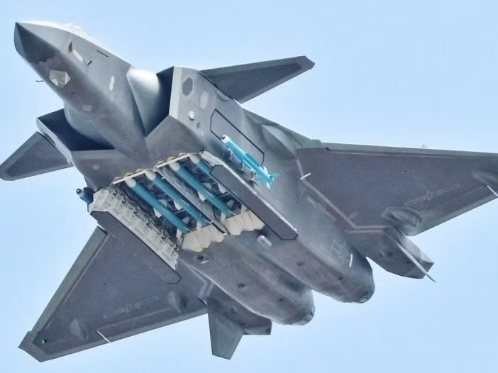 Khoang vũ khí của J-20 được thiết kế để mang tên lửa bên trong thân máy bay, giúp duy trì khả năng tàng hình. Thiết kế này sẽ hạn chế khả năng triển khai vũ khí nhưng tối đa hóa khả năng tránh bị phát hiện. Su-57 có thiết kế khoang vũ khí đa dạng hơn, cho phép thời gian phóng và tái vũ trang nhanh hơn, một lợi thế đáng kể trong các cuộc giao tranh kéo dài.