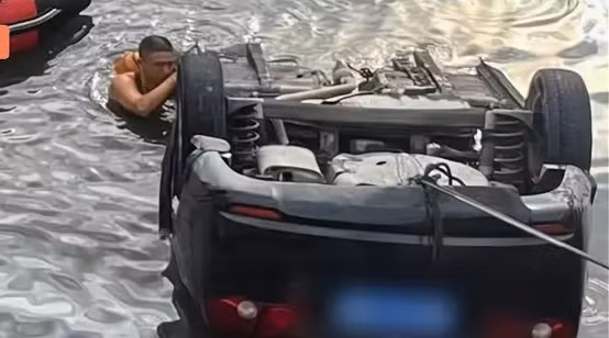 Theo thông tin ban đầu, vào tháng 8 vừa qua, chiếc ô tô do Lưu điều khiển đã rơi xuống sông tại huyện An Hóa, tỉnh Hồ Nam. Sau khi gặp nạn, Lưu kịp thời thoát khỏi chiếc xe trong khi người ngồi ghế phụ - cha của anh - không thoát ra kịp nên chết đuối. Theo Lưu, ngày hôm đó anh chở cha mình đi chơi.