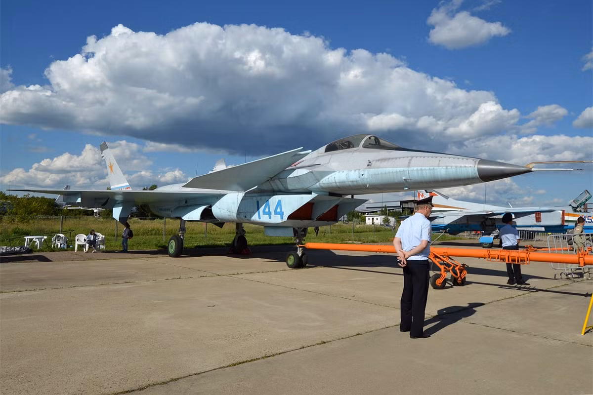 MiG-1.44 cũng sở hữu một hệ thống vũ khí đầy ấn tượng. Giống như hầu hết các chiến đấu cơ đa nhiệm khác, MiG-1.44 được thiết kế để mang theo nhiều loại vũ khí, bao gồm tên lửa không đối không, tên lửa không đối đất, và bom dẫn đường. Máy bay được trang bị pháo GSh-30-1 30mm và có 12 giá treo bên ngoài để mang thêm vũ khí hoặc thùng nhiên liệu.