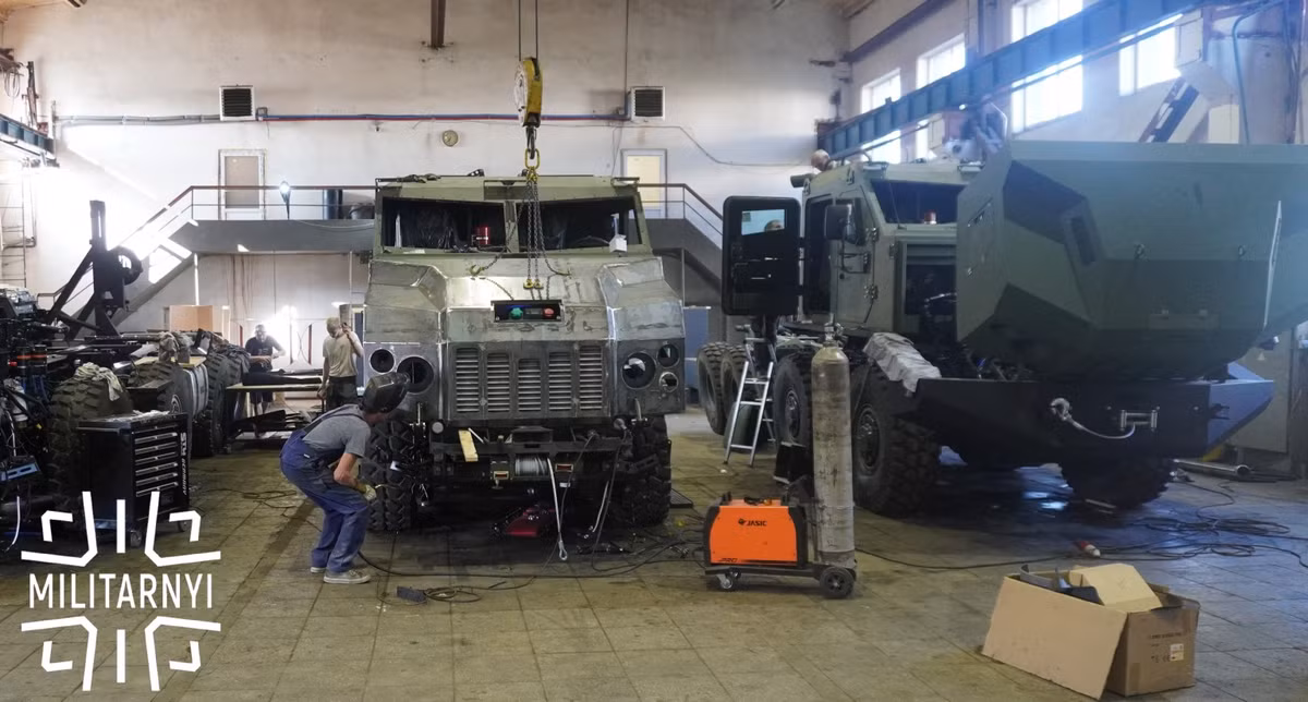 Thiết kế của Bohdana bao gồm: một hệ thống ngắm bắn và kiểm soát hỏa lực hiện đại, một máy tính đạn đạo, một đơn vị kiểm soát hỏa lực vi tính, một hệ thống đặt súng tự động và một mô-đun dẫn đường, cho phép nhanh chóng xác định vị trí của mục tiêu và tấn công chính xác. Kíp chiến đấu là 5 người. Ảnh: mil.in.ua.