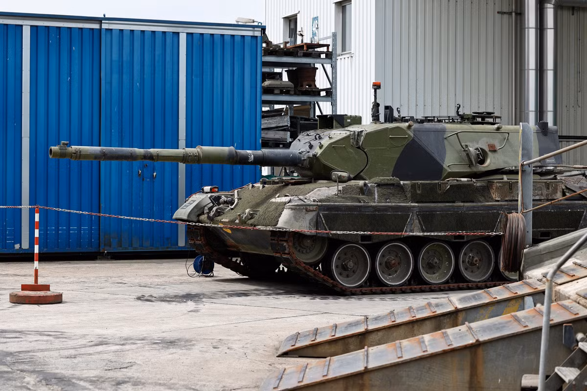 Ban đầu Leopard 1A5 được thiết kế với lớp giáp tương đối nhẹ, nhằm ưu tiên tốc độ và khả năng cơ động, nhưng Leopard 1A5 dễ bị tổn thương trước các mối đe dọa như máy bay không người lái FPV. Việc bổ sung loại giáp phản ứng nổ Kontakt-1 đã làm nổi bật nỗ lực của Ukraine nhằm bù đắp cho những điểm yếu của nó. Ảnh: C4ISRNet.