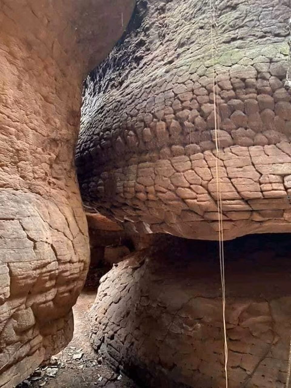 Hang rắn Naka nằm tại huyện Bueng Khong Long, một vùng đất nằm gần sông Mekong, có địa hình đồi núi phức tạp và rừng nhiệt đới rậm rạp. Hang động được hình thành tự nhiên với chiều dài khá lớn, trải qua hàng triệu năm biến đổi địa chất. Những tảng đá trong hang mang hình thù đặc biệt, nhiều người tin rằng chính điều này đã góp phần thổi bùng lên những truyền thuyết về Naga.