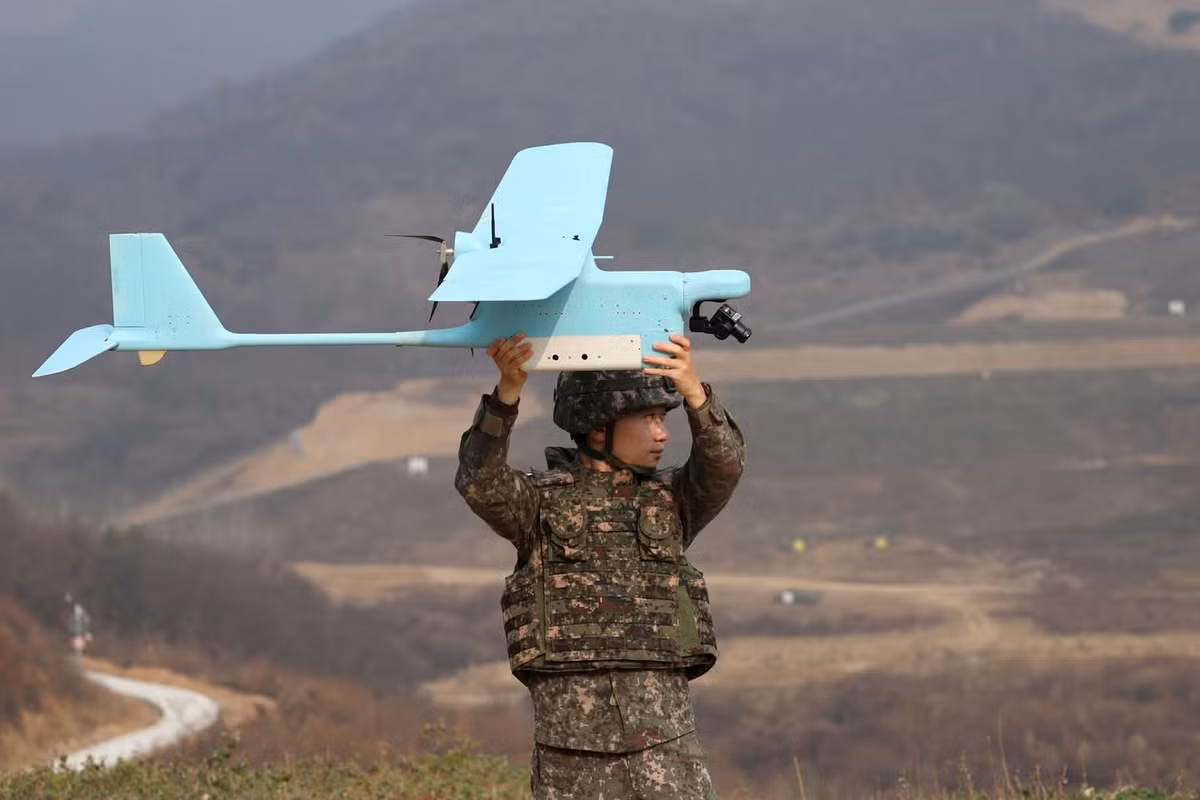 Một trong những hình ảnh nổi bật là chiếc máy bay không người lái (drone) cỡ nhỏ, thuộc dòng UAV chiến thuật cầm tay. Với thiết kế gọn nhẹ, dễ dàng vận chuyển và hoạt động, chiếc drone này dường như phục vụ mục đích trinh sát, giám sát và nâng cao khả năng nhận thức tình huống trên thực địa.