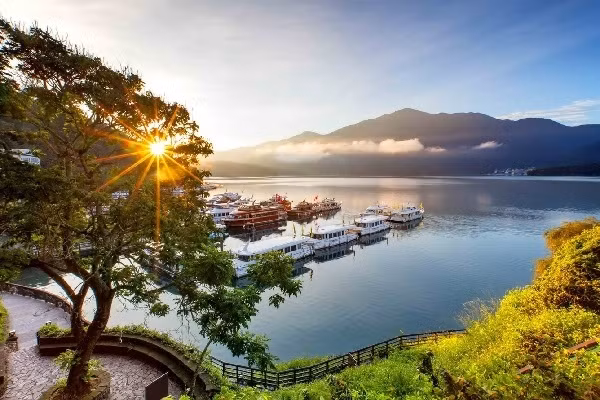 Nể mặt bạn trai, Tiểu Khiết đành cầm lấy điếu thuốc hút thử. Không ngờ rằng, điếu thuốc lá điện tử mà Trần và Nham đưa cho Tiểu Khiết lại có pha "isopropate", một loại thuốc lá ảnh hưởng trực tiếp đến hệ thần kinh của con người, còn được gọi là thuốc lá zombie (thuốc lá xác sống).