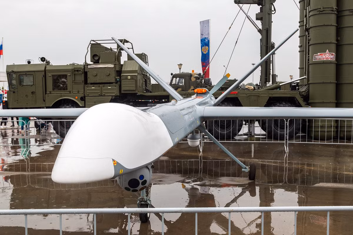 Binh chủng Hệ thống UAV sẽ được trang bị những loại UAV tiên tiến hàng đầu. Là một UAV đa năng được phát triển bởi Nga, Orion có khả năng hoạt động liên tục trong thời gian dài, thực hiện cả nhiệm vụ trinh sát và tấn công. Được trang bị bom dẫn đường và tên lửa chính xác, Orion là một công cụ tối ưu để thực hiện các chiến dịch quân sự phức tạp và nguy hiểm.