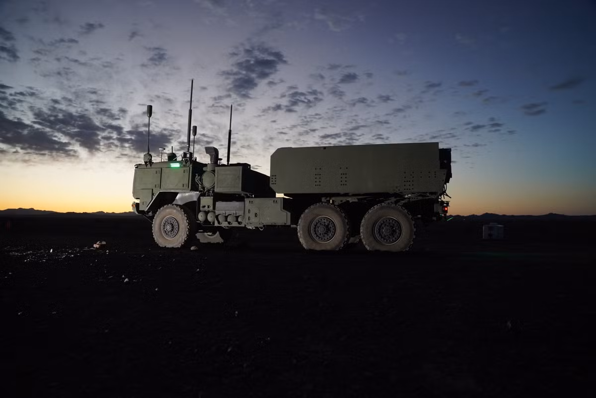 Rút kinh nghiệm thực tiễn, việc phát triển HIMARS tự động là chiến lược giúp Quân đội Mỹ nâng cao hiệu quả và an toàn trong tác chiến. Thành tựu này củng cố vị thế của Lockheed Martin trong việc dẫn đầu công nghệ tự động tiên tiến, mang lại các giải pháp hiện đại, tiết kiệm và linh hoạt cho Quân đội Mỹ và đồng minh. (Nguồn ảnh: Lockheed Martin, Army Regconiton, Wikipedia).