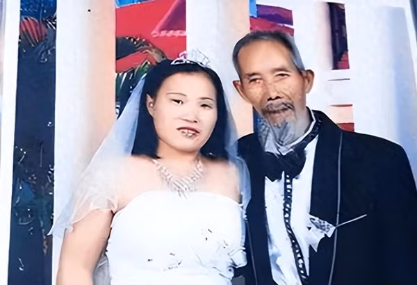 Có thể bạn đã nghe câu "tình yêu không phân biệt tuổi tác", thế nhưng nếu chênh lệch quá nhiều, không mấy ai dám phá vỡ rào cản này. Tuy nhiên, câu chuyện tình yêu của cô Trương Phượng và ông Văn Trường Lâm, một cặp đôi chênh lệch tới 45 tuổi đến từ huyện Ninh Hương, tỉnh Hồ Nam (Trung Quốc), đã chứng minh cho câu nói đó, khiến nhiều người có niềm tin hơn vào tình yêu, cuộc sống. (Ảnh: Touitao)