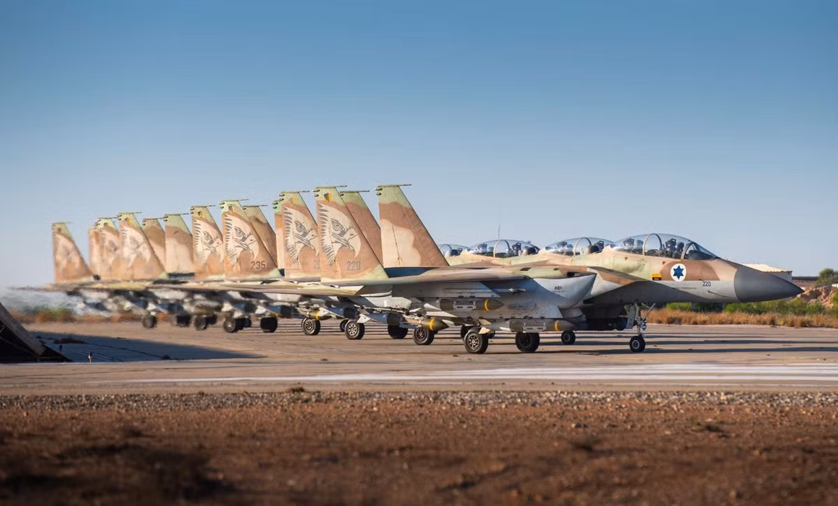 Israel đã mua F-15I nhằm hiện đại hóa và duy trì ưu thế trên không ở khu vực Trung Đông, sau những thách thức đã trải qua trong Chiến tranh vùng Vịnh năm 1991. Quyết định mua F-15I được đưa ra vào năm 1994, chiếc máy bay đầu tiên được giao vào năm 1997 và chính thức được đưa vào sử dụng từ năm 1998.