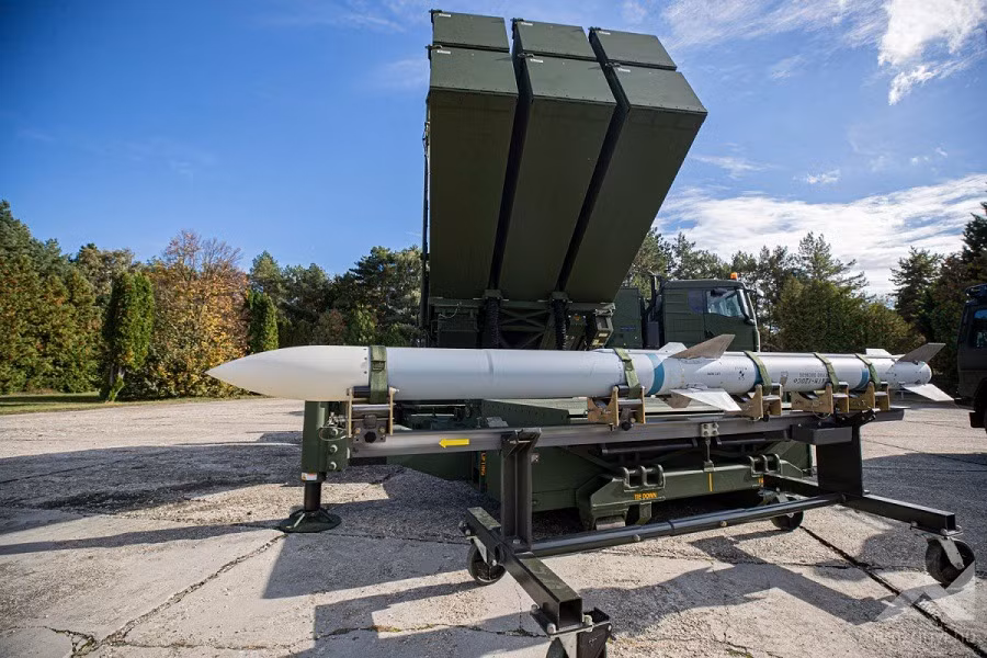 NASAMS cùng các khẩu đội tên lửa Patriot và các hệ thống tên lửa đạn đạo Sky Bow sẽ được bổ vào hệ thống phòng thủ của Đài Loan. Các hệ thống Patriot chủ yếu tập trung vào việc đánh chặn tên lửa đạn đạo tầm xa, trong khi đó NASAMS sẽ đảm bảo khả năng bảo vệ tầm trung.