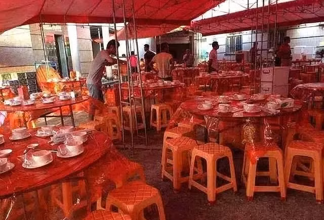 Ban đầu, những bữa tiệc này gây ra không ít sự tò mò trong làng. Người dân thấy mới lạ và thú vị, họ đều tham dự tiệc để tận hưởng không khí hiếm hoi này. Tiệc nhà anh Trương trở thành nét đặc trưng của làng, thậm chí thu hút người từ các làng lân cận đến góp vui. Trong hoàn cảnh đời sống vật chất còn thiếu thốn, những buổi tụ họp này trở thành một phần quan trọng của đời sống tinh thần người dân.