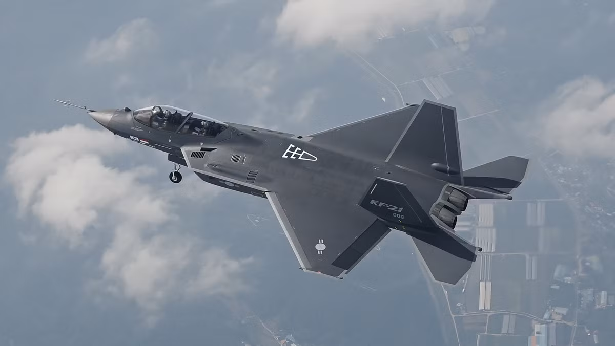 KF-21 có thể mang nhiều loại vũ khí không đối không và không đối đất, bao gồm AIM-9X Sidewinder, AIM-120 AMRAAM, MBDA Meteor và tên lửa IRIS-T. Máy bay này có 10 điểm treo vũ khí ngoài, với kế hoạch bổ sung khoang vũ khí bên trong ở các phiên bản sau. (Nguồn ảnh: Wikipedia, Không quân Mỹ, Không quân Ba Lan, Không quân Hàn Quốc, KAI, DAPA).