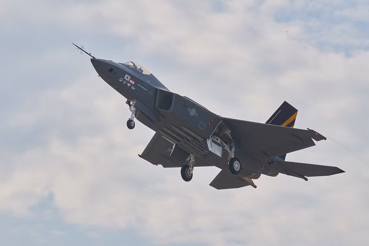 KF-21 Boramae là dự án hợp tác giữa Hàn Quốc và Indonesia nhằm phát triển máy bay chiến đấu siêu âm thế hệ mới với công nghệ nội địa cho các bộ phận quan trọng. Nguyên mẫu đã được công bố vào tháng 4/2021, và sản xuất hàng loạt dự kiến sẽ bắt đầu vào cuối năm nay, với đợt giao hàng đầu tiên cho Không quân Hàn Quốc dự kiến vào nửa cuối năm 2026.