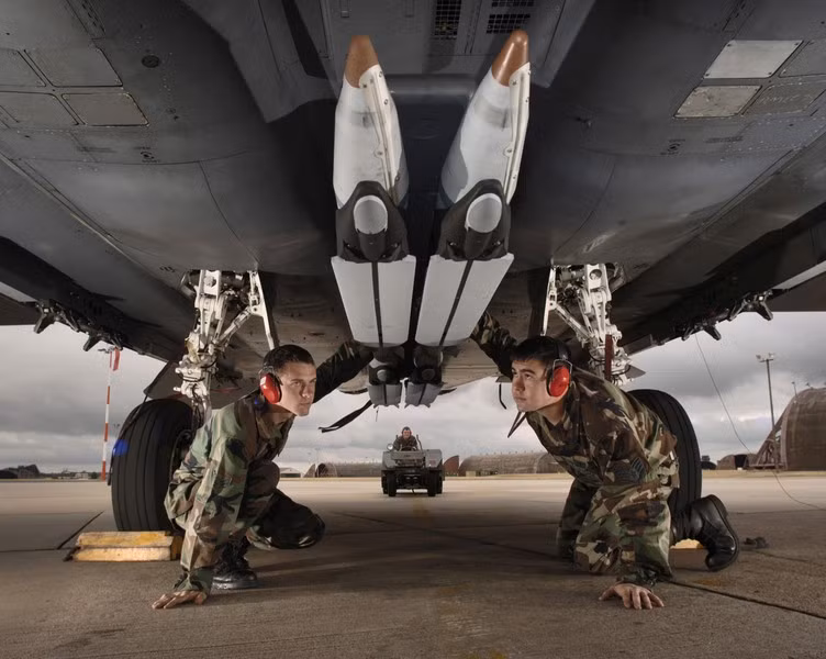 Hình ảnh được đăng tải cho thấy tiêm kích MiG-29 của Ukraine ném liên tiếp 8 quả bom đường kính nhỏ GBU-39 SDB do Mỹ sản xuất chỉ trong thời gian ngắn, nhưng nhờ có độ chính xác cao mà nhiều mục đất mặt đất đã bị phá hủy.