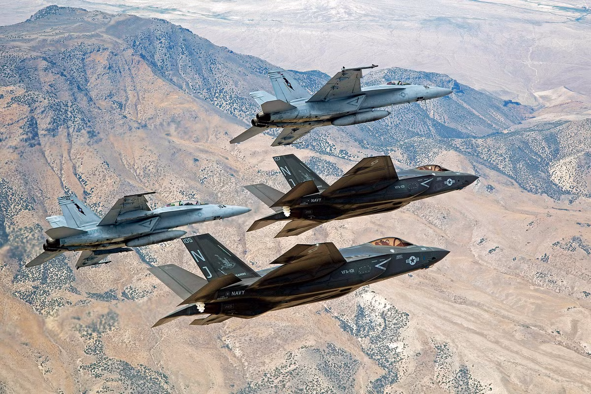 Phi đội tiêm kích tấn công VFA-86 “Sidewinders” - một trong những đơn vị giàu truyền thống của Hải quân Mỹ từ năm 1951 - đã chính thức hoàn tất quá trình chuyển đổi từ F/A-18 Super Hornet sang F-35C sau khi vượt qua giai đoạn thử nghiệm để được nhận Chứng nhận An toàn bay (Safe-For-Flight Operations Qualification).