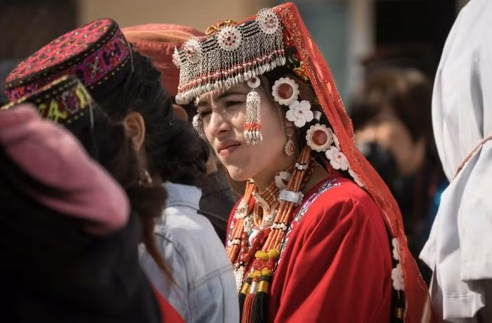 Đối với phụ nữ ở Tajikistan, đặc biệt là trong bối cảnh kinh tế khó khăn, chế độ đa thê đôi khi lại được xem như một lối thoát cho sự bất ổn tài chính và một cách để đảm bảo tương lai của con cái. Những người phụ nữ từ các gia đình nghèo khó thường không phản đối chế độ này mà còn ủng hộ, họ đồng ý trở thành vợ lẽ với hy vọng có được sự ổn định về mặt kinh tế cho mình và con cái.
