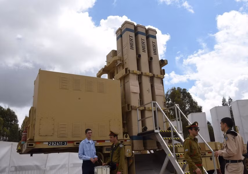 Nhằm đối phó với các cuộc tấn công tên lửa do nhóm vũ trang Hezbollah phóng từ lãnh thổ Lebanon vào Tel Aviv, Lực lượng phòng vệ Israel (IDF) đã lần đầu tiên buộc phải triển khai hệ thống phòng thủ David's Sling tối tân.