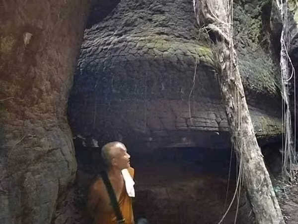 Hang rắn Naka không chỉ là một điểm đến tự nhiên mà còn là một nơi linh thiêng trong tâm thức người dân địa phương. Họ tin rằng Naga là biểu tượng của sự thịnh vượng, việc viếng thăm hang Naka sẽ mang lại may mắn, bình an cho bản thân và gia đình. Hàng năm, nhiều lễ hội lớn nhỏ được tổ chức để tôn vinh rắn thần Naga, trong đó có các nghi lễ cầu nguyện, cúng dường với mong muốn được thần Naga ban phước lành.