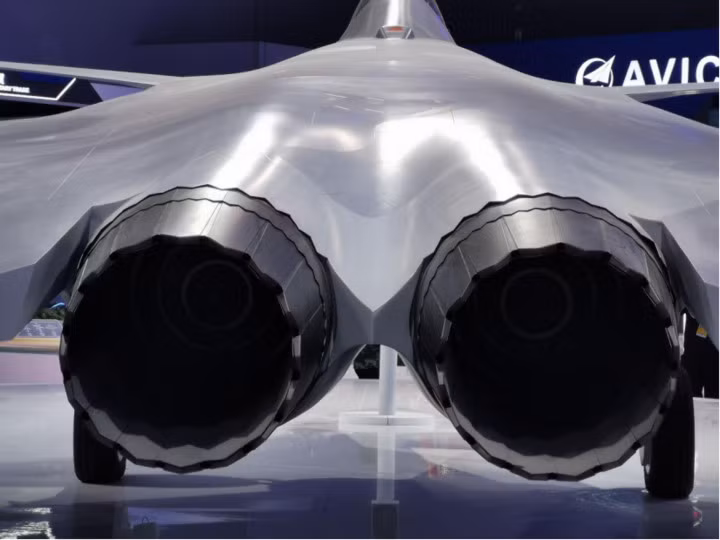 J-20S, phiên bản hai chỗ ngồi của tiêm kích tàng hình J-20, nổi bật với khả năng tác chiến không-đối-không tầm trung và tầm xa xuất sắc, cùng khả năng tấn công chính xác các mục tiêu mặt đất và trên biển. Điểm nổi bật của J-20S chính là thiết kế hai chỗ ngồi, cho phép phi công thứ hai điều khiển các nhiệm vụ phức tạp như dò tìm radar và tấn công tên lửa, tăng cường nhận thức tình huống và hiệu quả chiến đấu.