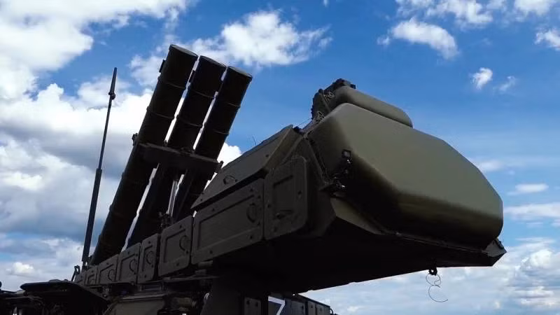 Radar đa chức năng của Buk-M3 có thể theo dõi đồng thời hơn 100 mục tiêu trên không, bao gồm cả các mục tiêu có diện tích phản xạ radar (RCS) thấp như máy bay tàng hình. Hệ thống radar mảng pha nâng cấp, phát triển từ các chương trình S-400 và S-500, giúp Buk-M3 phát hiện và theo dõi hiệu quả các máy bay như F-35 và F-22.