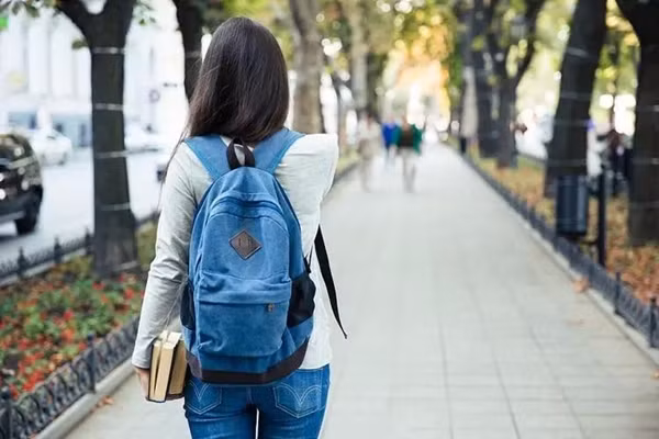 Vụ án đã gây chấn động mạnh mẽ trong dư luận và làm dấy lên nhiều câu hỏi về việc bảo vệ trẻ em, đặc biệt là những đứa trẻ sống xa cha mẹ trong điều kiện khó khăn. Tiểu Hoa không phải là trường hợp duy nhất mà còn rất nhiều trẻ em khác ở các vùng nông thôn đang sống trong tình trạng tương tự. Các em không chỉ thiếu sự chăm sóc của cha mẹ mà còn thiếu sự bảo vệ từ xã hội, dễ dàng trở thành nạn nhân của những kẻ xấu.