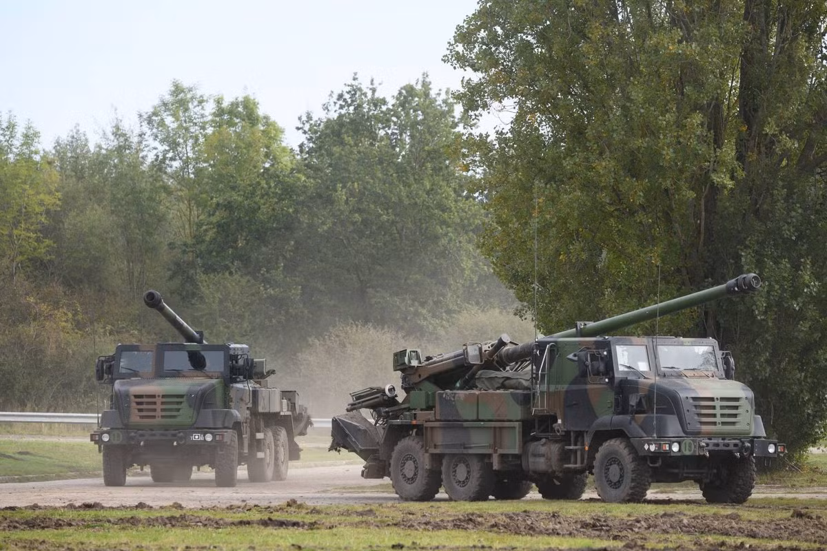 Kể từ khi được triển khai tại Ukraine, Caesar đã trở thành nền tảng cho chiến lược pháo binh của quốc gia để đối phó với Quân đội Nga. Các nhà điều hành Ukraine rất ưa thích sử dụng khẩu pháo tự hành này, bởi nó cho phép họ tấn công các vị trí của đối phương và di chuyển nhanh chóng để tránh bị trả đũa.