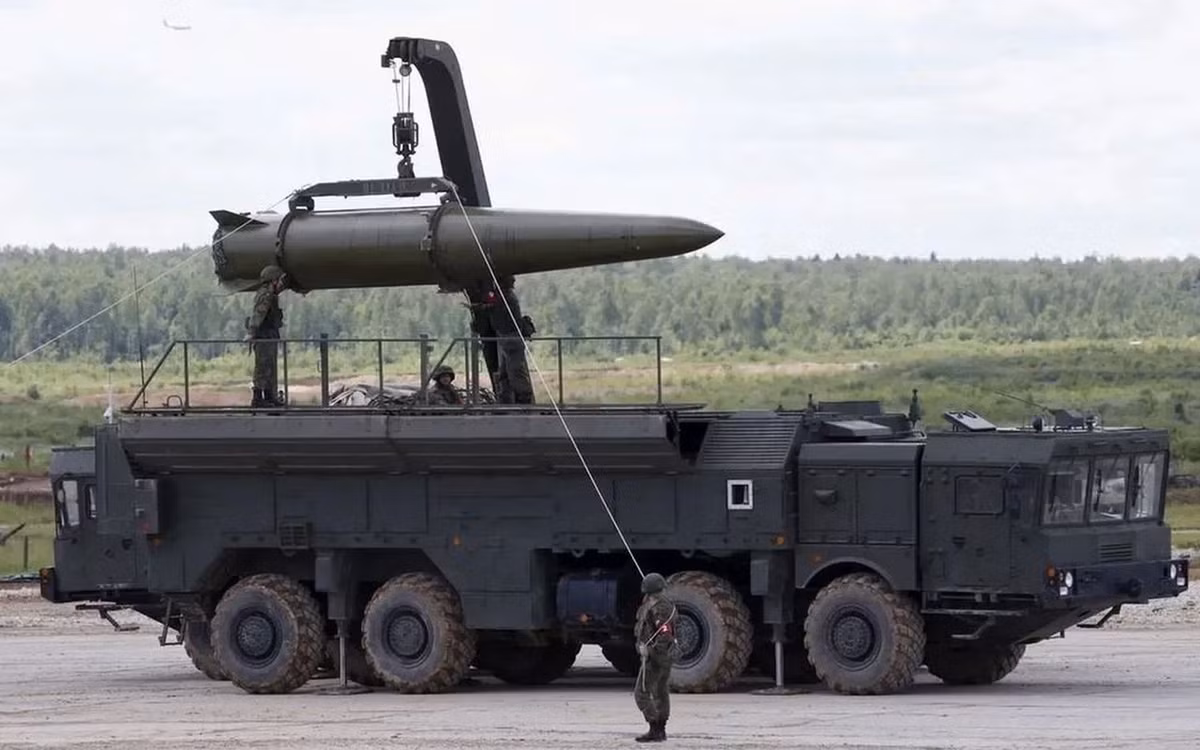Việc Algeria mua tên lửa Iskander của Nga và việc Morocco mua tên lửa HIMARS của Mỹ vào năm 2023 làm nổi bật cuộc chạy đua vũ trang đang diễn ra ở Bắc Phi. Khi cả hai nước tiếp tục cuộc chạy đua công nghệ quân sự, thì khả năng xảy ra xung đột trong tương lai là rất cao.