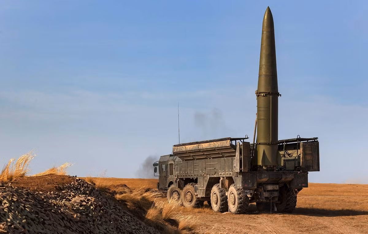 Tầm bắn của Iskander xa hơn so với hệ thống M142 HIMARS của Morocco, cho phép nó vươn tới các mục tiêu như trung tâm chỉ huy và các hệ thống phòng không. Hệ thống HIMARS của Morocco, có tầm bắn lên tới 300 km khi sử dụng tên lửa ATACMS, được thiết kế để hỗ trợ hỏa lực nhanh và tấn công chính xác vào các vị trí quan trọng.