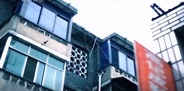 Đội trưởng Vương, một cảnh sát dày dạn kinh nghiệm, nhận ra vụ việc không đơn giản, anh chỉ thị cấp dưới điều tra sâu hơn về Trương Hiểu Hồng. Chẳng bao lâu, họ phát hiện công việc thực sự của Trương Hiểu Hồng không phải là làm ở tiệm thẩm mỹ mà là một gái mại dâm. Phát hiện này như một quả bom nổ, làm phức tạp thêm vụ án.