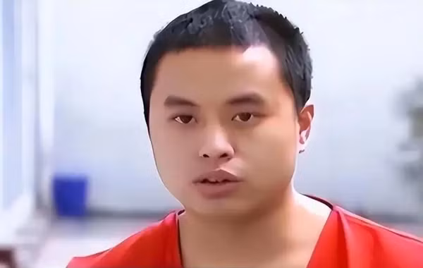 Cảnh sát sau đó chuyển hướng điều tra vào hành tung của Trương Hiểu Hồng vào ngày cô mất tích. Cuối cùng, qua nhiều bước điều tra và phân tích giám sát, cảnh sát đã xác định được kẻ thủ ác là Lý Song, một kẻ vô công rỗi nghề. Trong cuộc thẩm vấn kéo dài nhiều giờ, Lý Song đã khai nhận toàn bộ quá trình phạm tội. Trong ảnh là Lý Song.