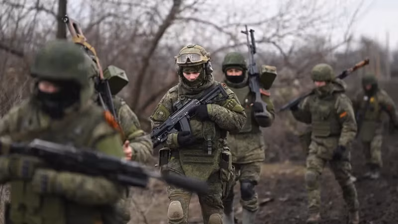Điều này khiến lực lượng Ukraine tại trung tâm thành phố Kurakhove gần như không thể nhận tiếp tế hay rút lui qua con đường này. Hiện tại, họ chỉ có thể dựa vào các con đường đất qua các cánh đồng để nhận được nguồn tiếp tế rất hạn chế. Ảnh: Sina.