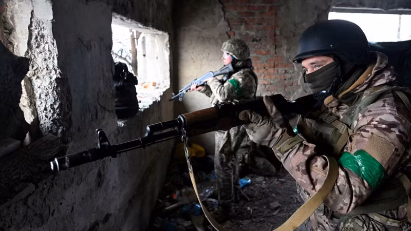 Một số chuyên gia Ukraine nhận định rằng, nếu lệnh rút lui tiếp tục không được ban hành, có thể sẽ có tới 2-3 lữ đoàn của Quân đội Ukraine bị bao vây. Những lực lượng này có nguy cơ bị bỏ rơi giống như Lữ đoàn 72 tại Ugledar trước đó, khi bị cấp trên bỏ mặc. Ảnh: CNN.