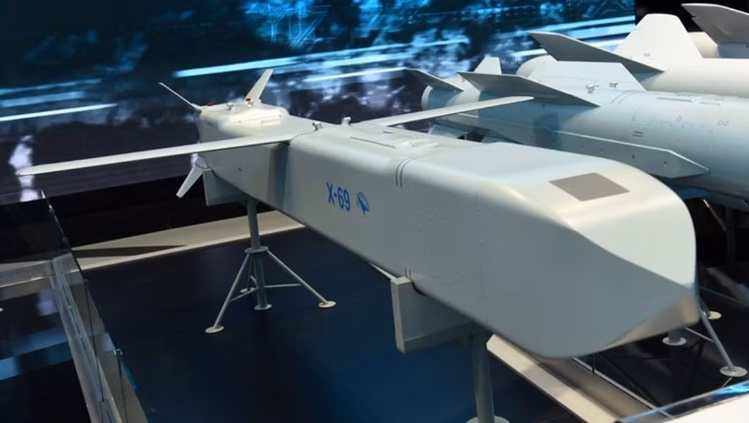 Nhờ phần thân có tiết diện hình vuông, loại đạn hàng không này có thể đặt vừa trong khoang vũ khí của máy bay chiến đấu thế hệ thứ 5, do vậy thắc mắc về việc tại sao vũ khí lại được lắp đặt ở giá treo bên ngoài của Su-57 là khá hợp lý.
