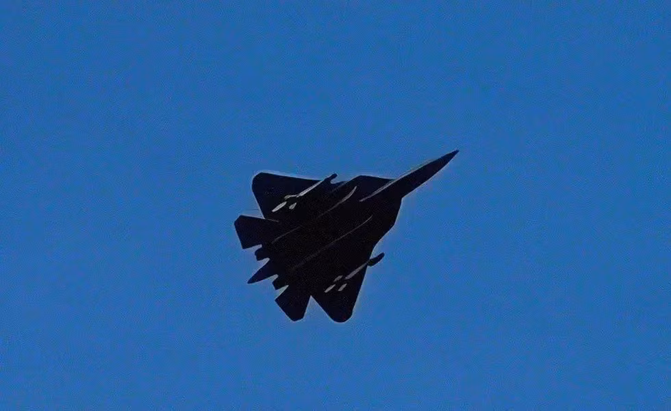 Hình ảnh tiêm kích Su-57 mang 2 tên lửa Kh-69 Ovod-M2 ở giá treo ngoài vừa được báo chí Nga đăng tải đã gây xôn xao giới truyền thông cũng như cộng đồng chuyên gia quân sự quốc tế.