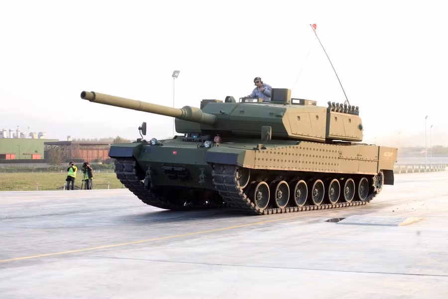 Cho đến thời điểm hiện tại, Thổ Nhĩ Kỳ là một trong những quốc gia NATO cung cấp cho Ukraine nhiều vũ khí hạng nặng nhất, tiêu biểu là UAV Bayraktar TB2, thiết giáp kháng mìn Kirpi, đây đều là những loại tiên tiến hàng đầu của Ankara.