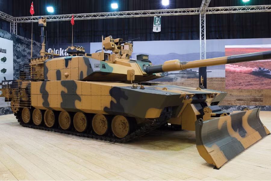 Xe tăng Altay được phát triển ở Thổ Nhĩ Kỳ từ năm 2008, trọng lượng của chiếc MBT này là 60 tấn. Cỗ chiến xa được trang bị pháo chính cỡ nòng 120 mm và súng máy 12,7 mm, có thể phát triển tốc độ lên tới 70 km/h.
