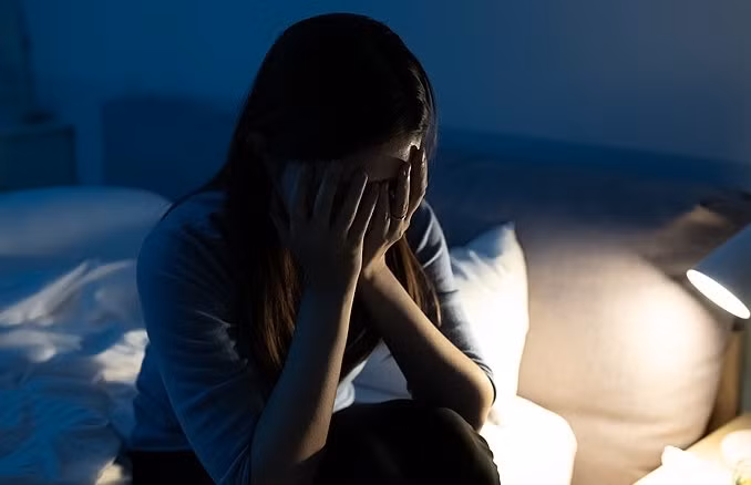 Sau khi phát triển mối quan hệ tình cảm, hai người chính thức trở thành người yêu. Trong thời gian yêu đương, do mất ngủ dài ngày, cô Trần yêu cầu bạn trai là bác sĩ Cù tiêm thuốc Propofol (một loại thuốc gây mê dùng qua đường tĩnh mạch) để giúp cô giảm bớt triệu chứng mất ngủ.