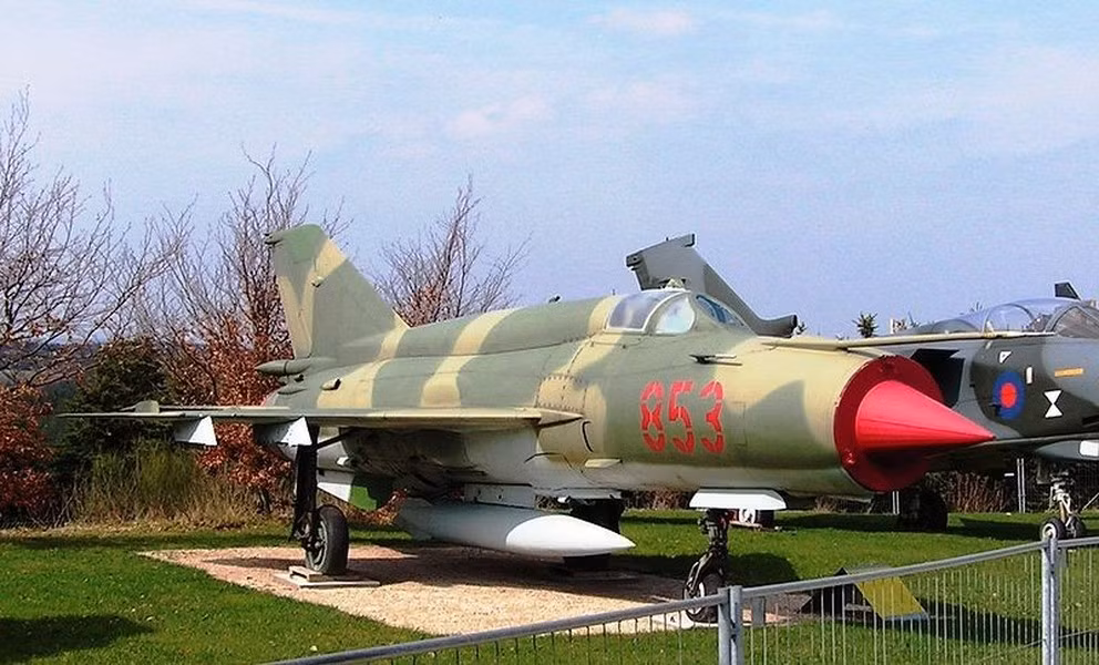 Khi đó tiêm kích MiG-21 đã được biến thành bia bay M21m và sẵn sàng cho chuyến bay cuối cùng, hệ thống điều khiển giúp nó cất cánh và cơ động mà không cần sự có mặt của phi công trong buồng lái, không có tùy chọn trở về và hạ cánh.