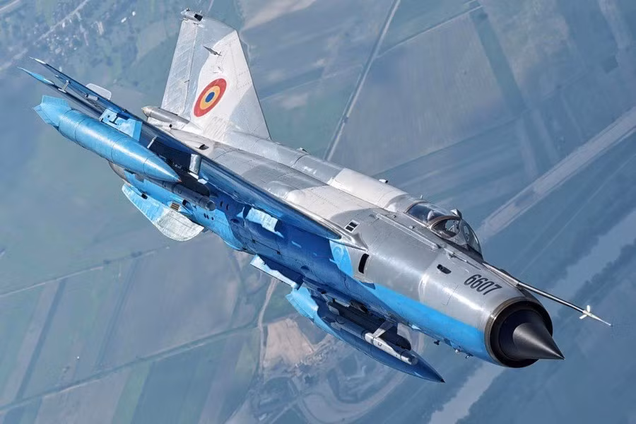 Tiếp theo, nếu nhận được những chiếc MiG-21 này thì Kyiv sẽ phải làm sao để biến chúng thành UAV tấn công cảm tử khi độ chính xác bị nghi ngờ, cũng như cách thức qua mặt phòng không Nga, bởi MiG-21 không thể bay thấp và thực hiện thao tác phức tạp ở tốc độ lớn.