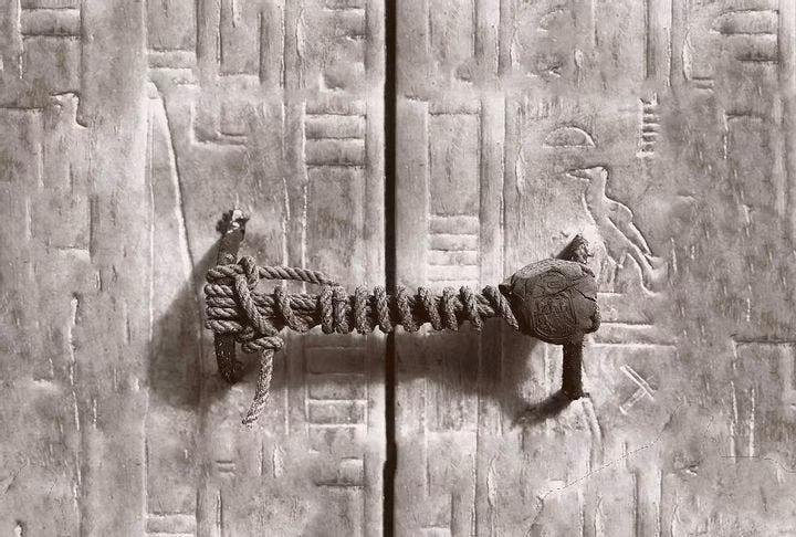 Mảnh vật thể độc đáo này là một con dấu 3.245 năm tuổi trên ngôi mộ của Tutankhamun. Bức ảnh được chụp ngay trước khi con dấu được phá vỡ vào năm 1922. Vua Tut là một pharaoh Ai Cập và là thành viên cuối cùng của triều đại thứ 18, trị vì trong thời kỳ được gọi là Vương quốc Mới.