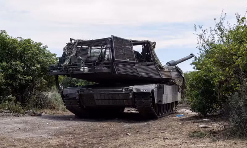 Loại giáp bổ sung này đã trở thành trang bị tiêu chuẩn trên chiến trường Ukraine, nhằm bảo vệ xe khỏi các máy bay không người lái cảm tử mang đầy chất nổ có thể phá hủy xe bọc thép nếu chúng chạm vào điểm yếu. Ảnh: Bộ Quốc phòng Ukraine.