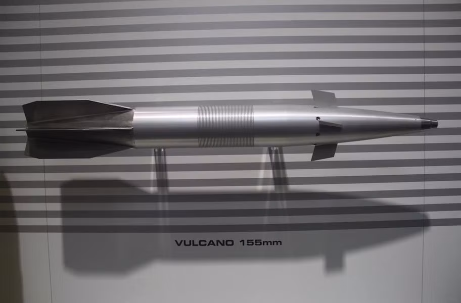 Trong diễn biến khác, Giám đốc điều hành tập đoàn công nghiệp quốc phòng Rheinmetall nổi tiếng của Đức - ông Armin Papperger cho biết họ đang tạo ra nguyên mẫu đạn pháo tầm xa có khả năng bắn trúng mục tiêu từ cự ly 100 km.