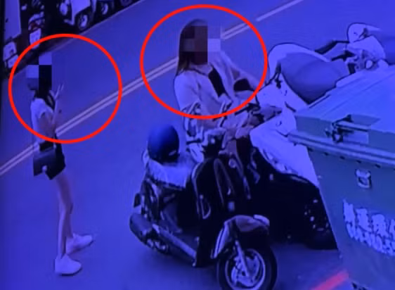 Cảnh sát điều tra phát hiện người bạn thân rủ rê cô Vương thực chất là một người đàn ông có biệt danh "Adju" – từ tiếng Paiwan (ngôn ngữ thổ dân Đài Loan) nghĩa là "chị em thân thiết" hoặc "bạn thân", thường dùng để chỉ người thuộc giới tính thứ ba. Adju cùng tuổi với cô Vương và từng có tiền án lái xe khi say rượu.