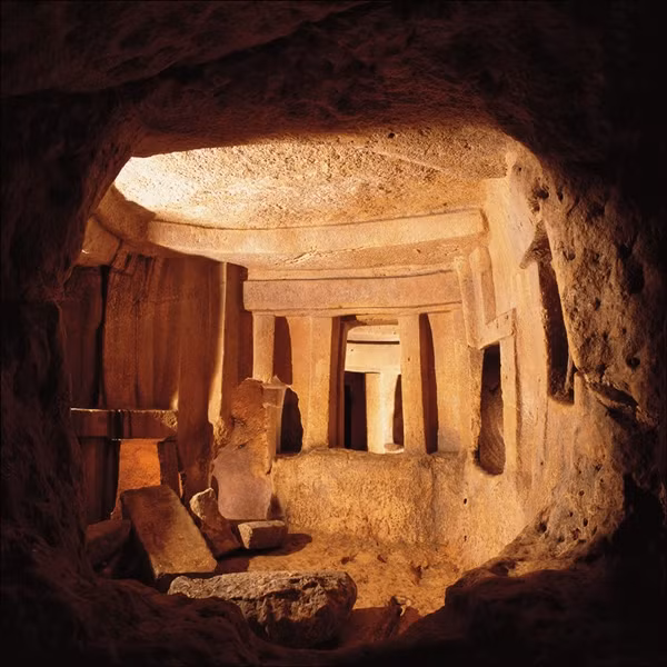 Khi bước chân vào hầm mộ Hypogeum, bạn sẽ cảm nhận được bầu không khí nặng nề, ẩm thấp và trầm mặc, như thể những linh hồn xưa cũ vẫn quanh quẩn đâu đó. Các bức tường tại đây được trang trí bằng những hình xoáy bí ẩn và các biểu tượng mà đến nay các nhà khảo cổ học vẫn chưa thể giải mã. Họ tin rằng Hypogeum từng là một trung tâm thờ cúng và cử hành các nghi thức bí mật của một nền văn minh cổ đại đã biến mất.