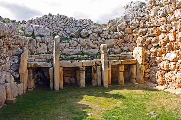 Malta còn nổi tiếng với các ngôi đền thờ cổ như Ġgantija, Mnajdra và Hagar Qim, những di tích có tuổi đời lâu đời hơn cả Kim Tự Tháp Ai Cập. Theo các nhà khoa học, các ngôi đền này được xây dựng khoảng 3600 năm TCN và được dùng làm nơi thờ phụng các vị thần tự nhiên. Những khối đá nặng hàng tấn được xếp chồng lên nhau một cách chính xác đến kinh ngạc, làm dấy lên thắc mắc về cách con người thời cổ đại có thể tạo nên các công trình hùng vĩ này mà không cần đến công cụ hiện đại.