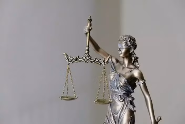 Vụ án này đã gợi mở nhiều vấn đề liên quan đến trách nhiệm cá nhân và trách nhiệm pháp lý trong các sự kiện công cộng. Trong khi gia đình ông Vương cảm thấy bất công, phán quyết của tòa án lại nhấn mạnh tầm quan trọng của việc tự bảo vệ bản thân và nhận thức rõ về tình trạng sức khỏe của mình.