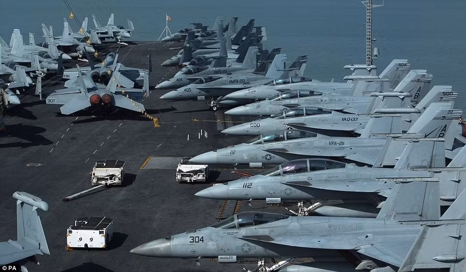 USS Theodore Roosevelt có 4 đường băng và 4 máy phóng máy bay. Boong tàu rộng khoảng 18.000 m2 là không gian cất cánh của hàng chục máy bay chiến đấu như F/A-18E/F Super Hornet. Tàu sân bay này có thể chở theo 90 máy bay các loại.