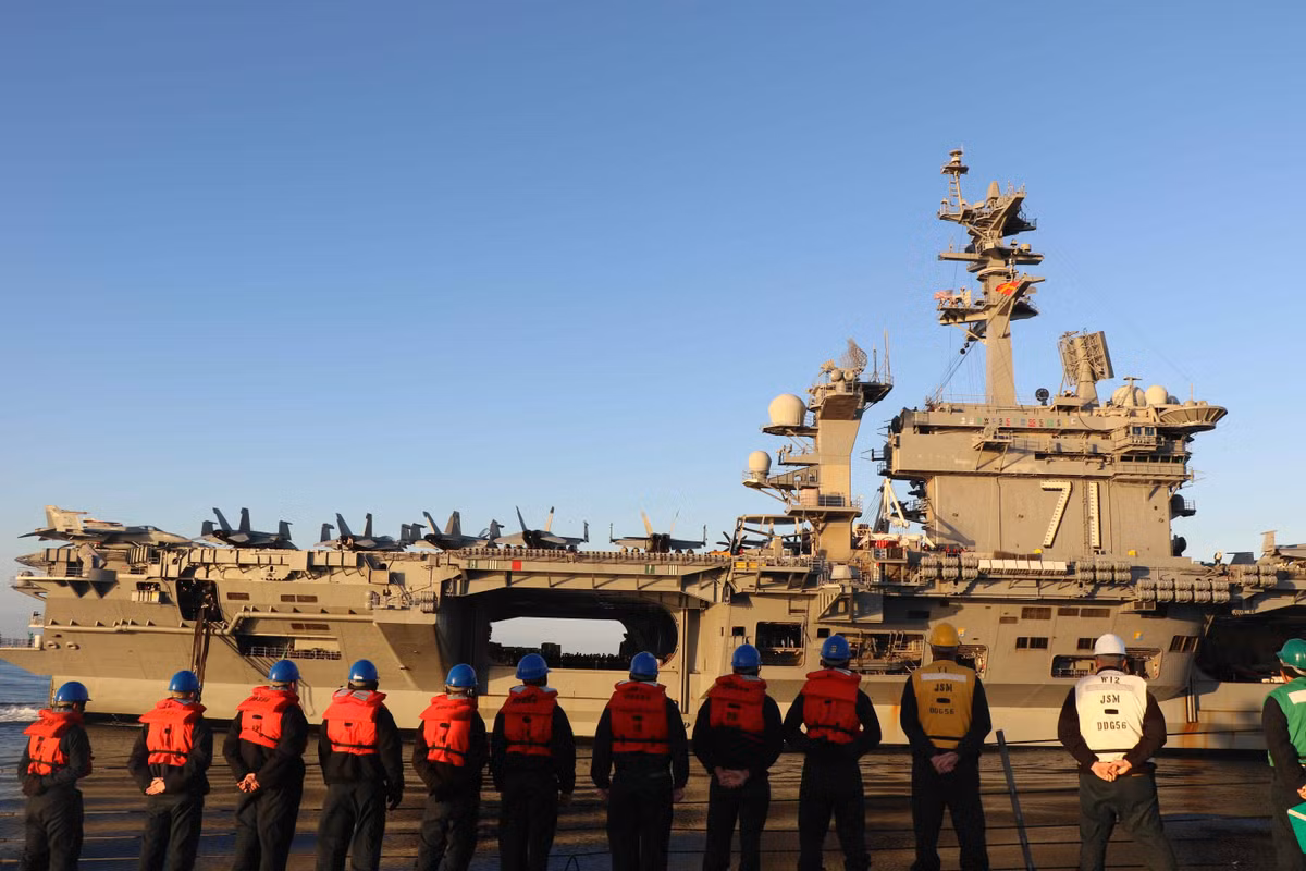 USS Theodore Roosevelt có chiều dài 333 m, rộng 77 m và lượng giãn nước đầy tải 106.000 tấn, là một trong những chiến hạm lớn nhất trong lịch sử Hải quân Mỹ. Với thủy thủ đoàn khoảng 5.700 người, USS Theodore Roosevelt được ví như một "thành phố nổi" trên đại dương.