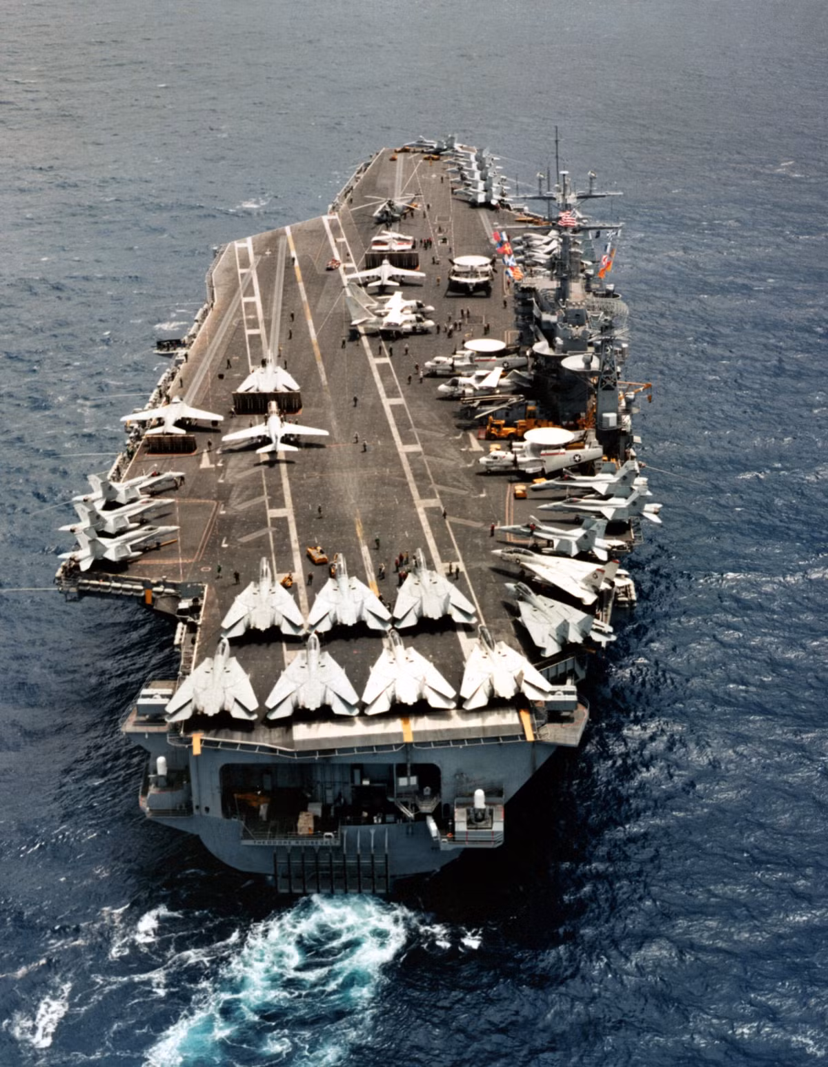 Để lắp ráp Theodore Roosevelt, Công ty Newport News Shipbuilding đã sử dụng một kỹ thuật mới vào thời điểm đó được gọi là xây dựng mô-đun. Để đóng một con tàu có cấu trúc mô-đun, các mô-đun lớn được xây dựng độc lập với nhau. Ảnh: Reddit.