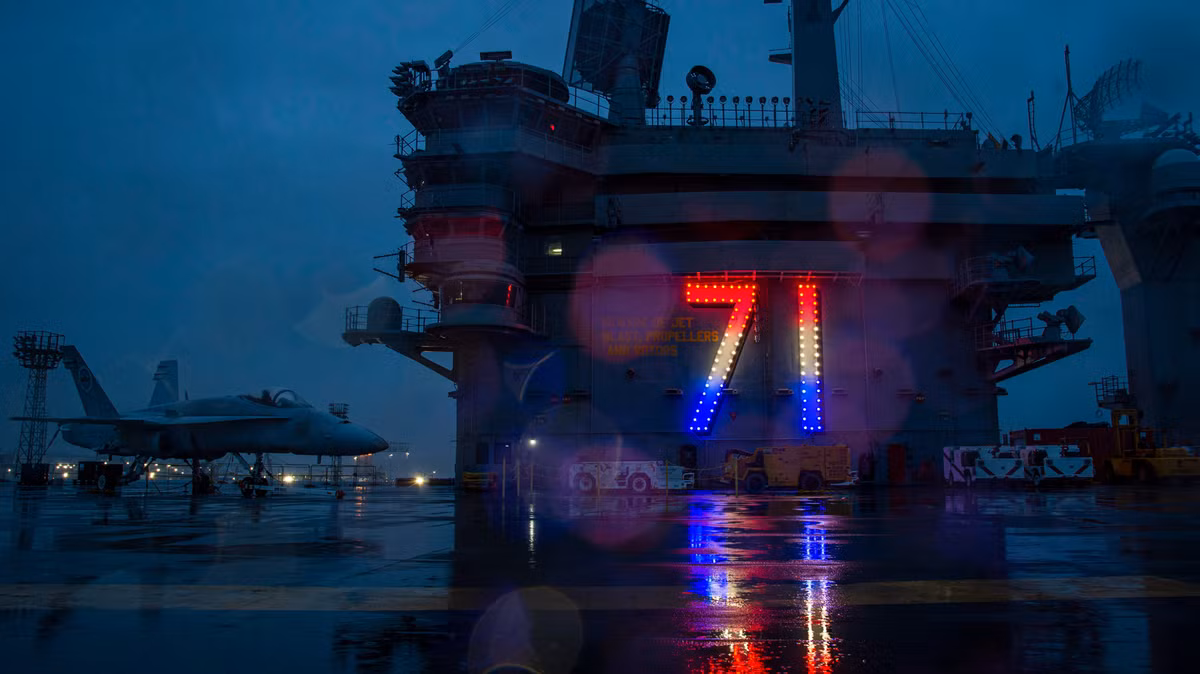  USS Theodore Roosevelt là tàu sân bay lớp Nimitz thứ tư của Hải quân Mỹ và được đặt theo tên của tổng thống thứ 26 của quốc gia này. Đây là tàu sân bay chạy bằng năng lượng hạt nhân và nó được ví như một thành phố nổi trên biển. Ảnh: Commander.