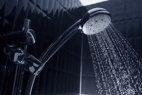 Điểm đáng chú ý là trước khi đến bệnh viện, người phụ nữ này đã tự phát hiện ra những "sợi trắng" trong phân của mình. Nghi ngờ về mình bị nhiễm ký sinh trùng, cô đã tự ý mua thuốc tẩy giun sử dụng. Tuy nhiên, phương pháp tự điều trị này không những không hiệu quả mà còn khiến tình trạng bệnh trở nên trầm trọng hơn.